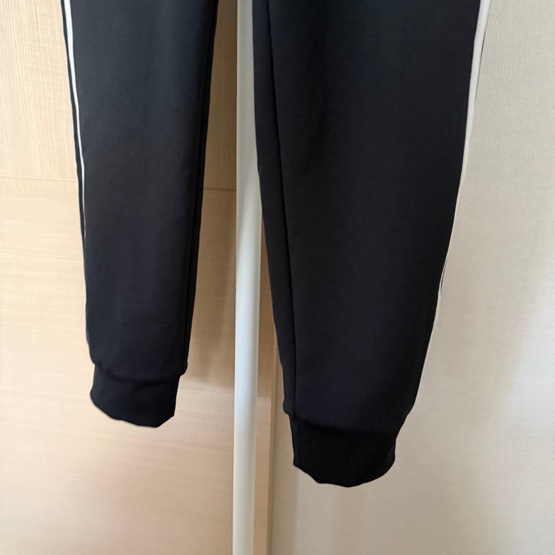 adidas ブラック ジョガーパンツ