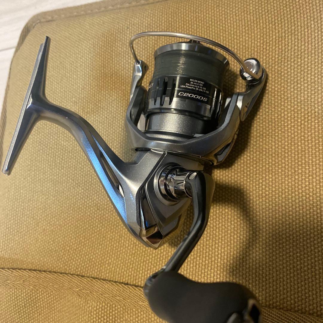 C2000Sスピニングリール メタリックシルバー 4ポンドライン付き！