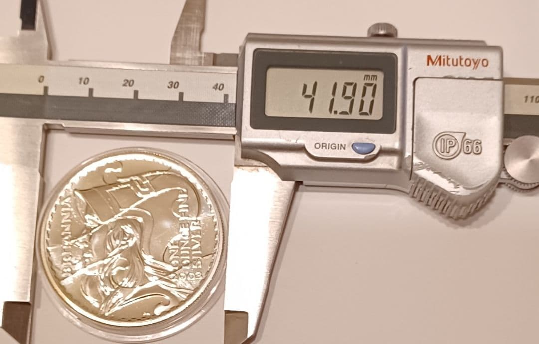 ブリタニア女神とエリザベス2世女王の2ポンド 大きめの銀貨 2003年 イギリス