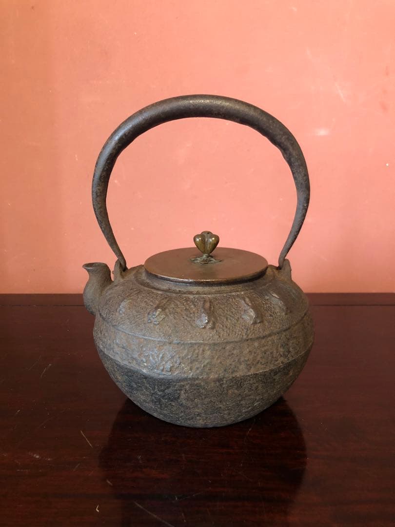 蔵にあった晴寿堂の兎地紋時代鉄瓶
