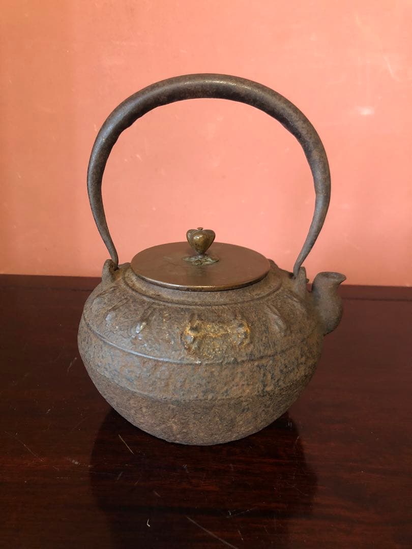 蔵にあった晴寿堂の兎地紋時代鉄瓶