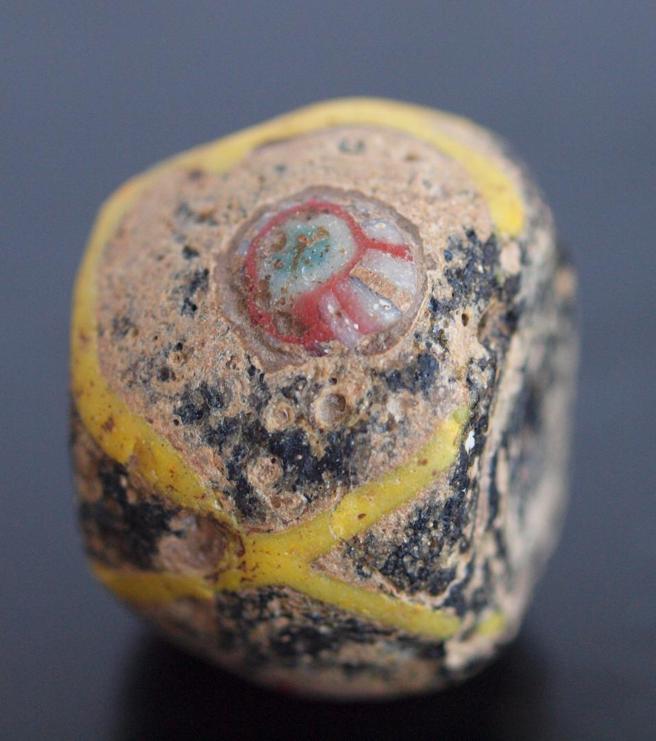 堅固で大きな胎に交差する黄とアイのモチーフを施した、典型的なバイキング・ビーズ