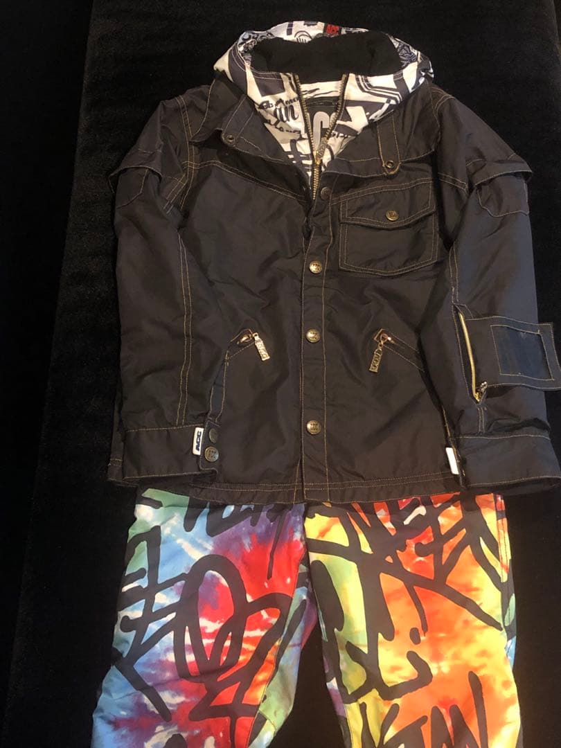 スキー　スノーボードウェア　140㎝ カッコ良すぎる！ ウェア上下 子供