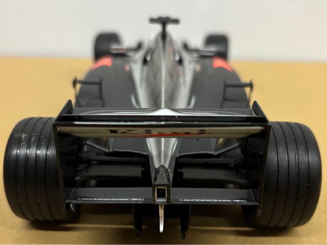 【ホットウィール　マクラーレン　MP4/17 2002年　1/18】