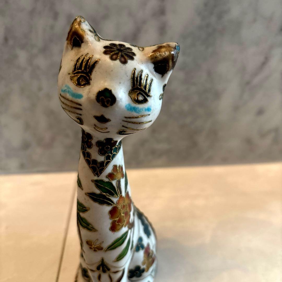 アンティーク　入れ墨のように体に描かれたお花や金彩が芸術的な猫ちゃんの陶器