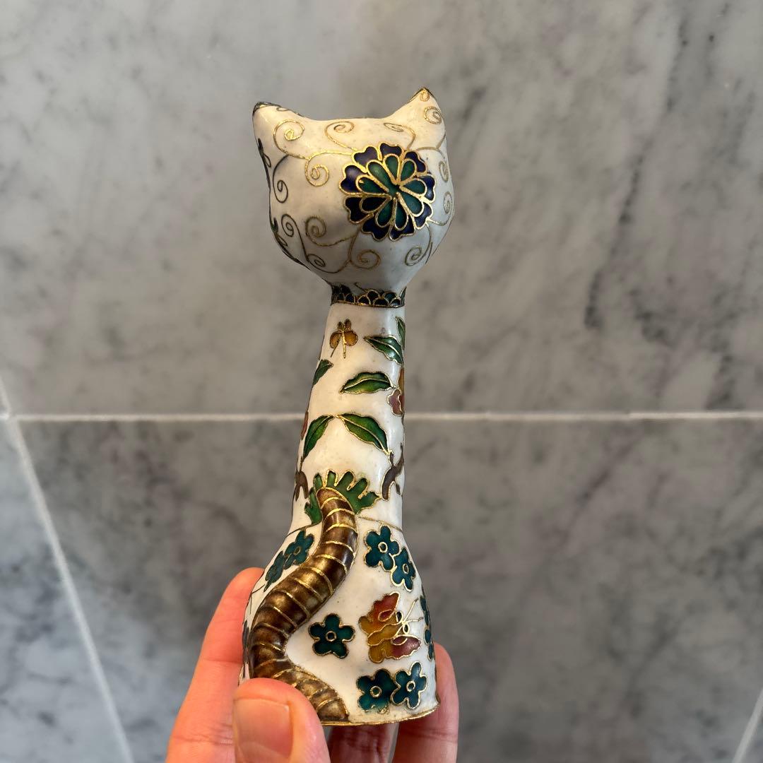 アンティーク　入れ墨のように体に描かれたお花や金彩が芸術的な猫ちゃんの陶器