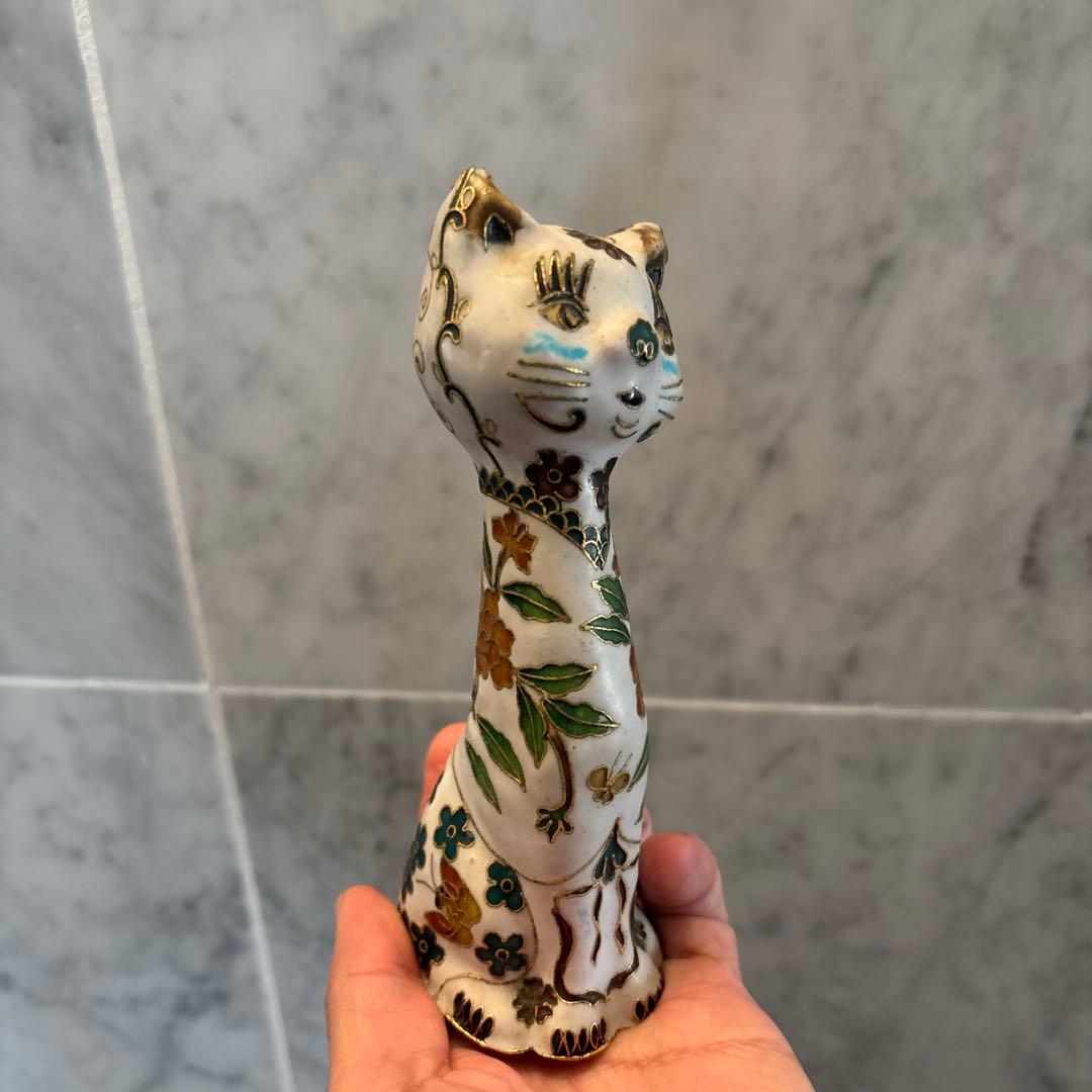 アンティーク　入れ墨のように体に描かれたお花や金彩が芸術的な猫ちゃんの陶器