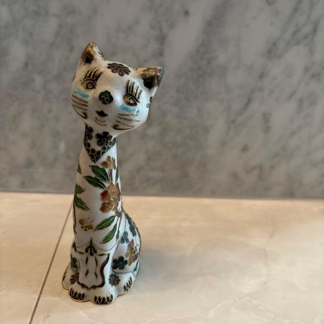 アンティーク　入れ墨のように体に描かれたお花や金彩が芸術的な猫ちゃんの陶器