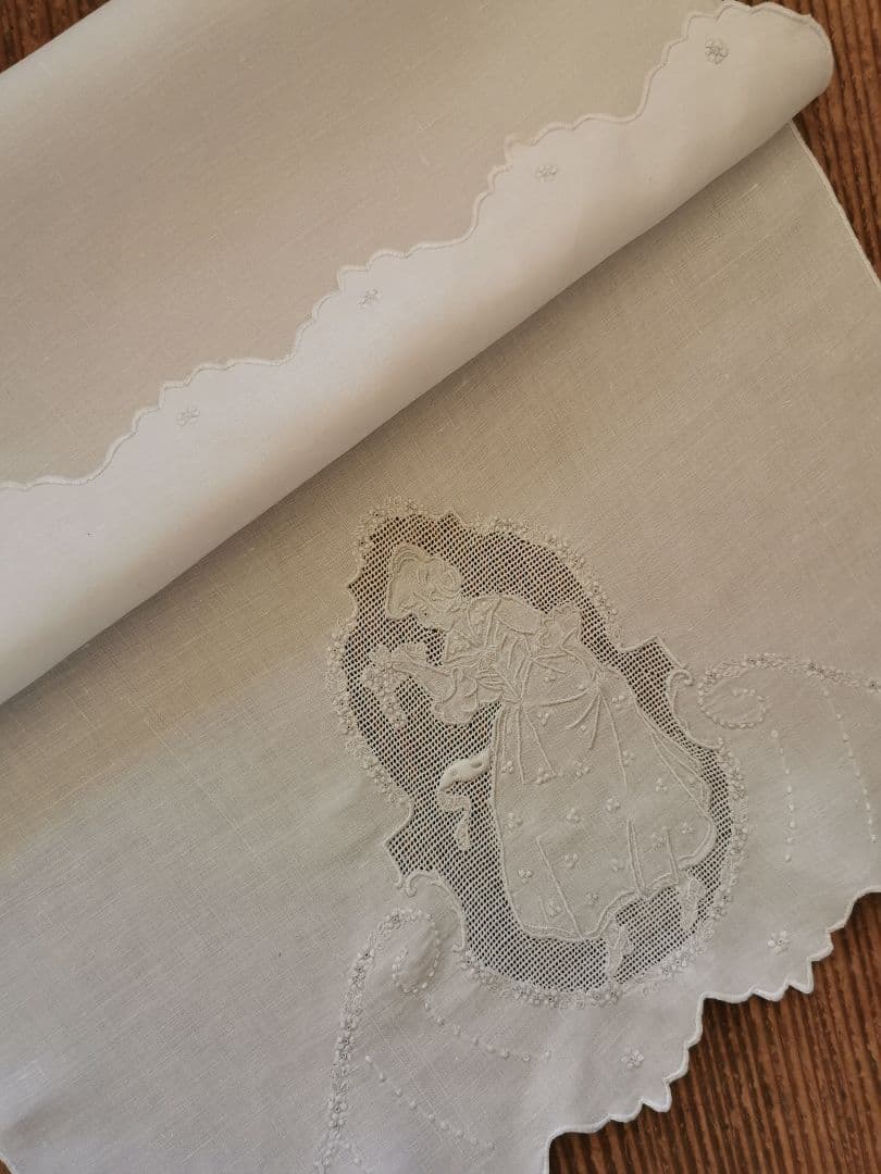 アンティーク アペンツェルレース刺繍 ブーケと少女 小花ガーランド リネンクロス