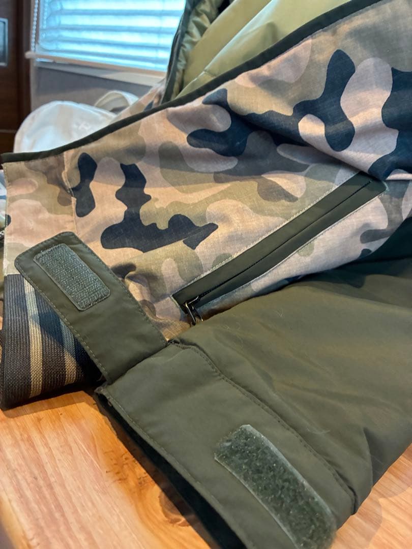 美品！Burton 迷彩柄 ジャケットと黒色ビブパンツセット