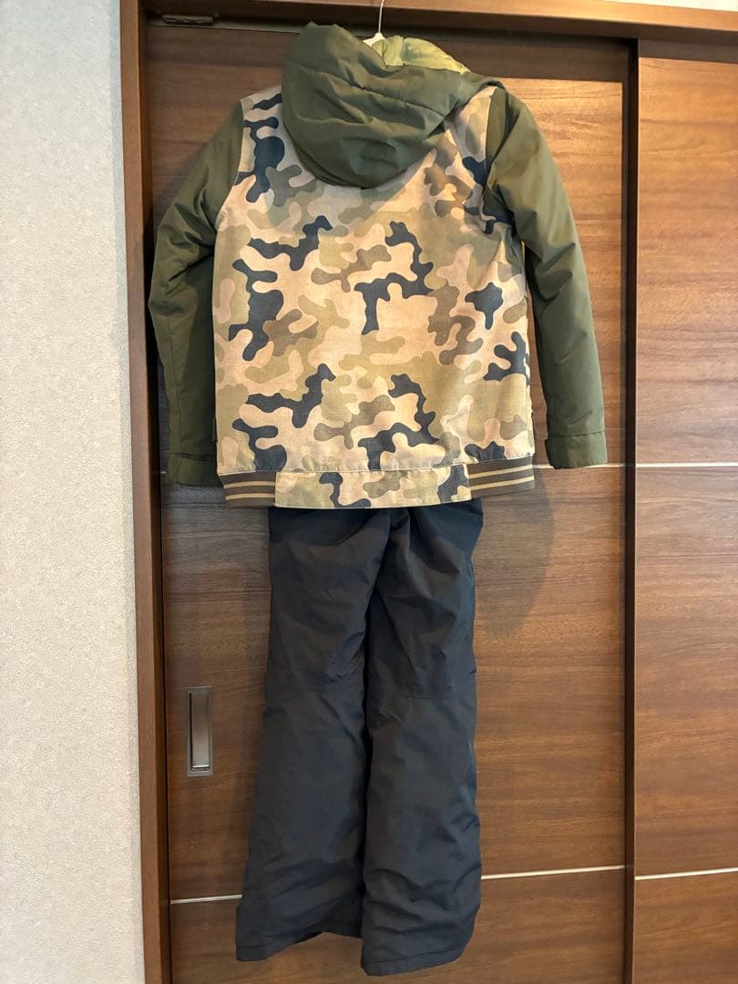 美品！Burton 迷彩柄 ジャケットと黒色ビブパンツセット