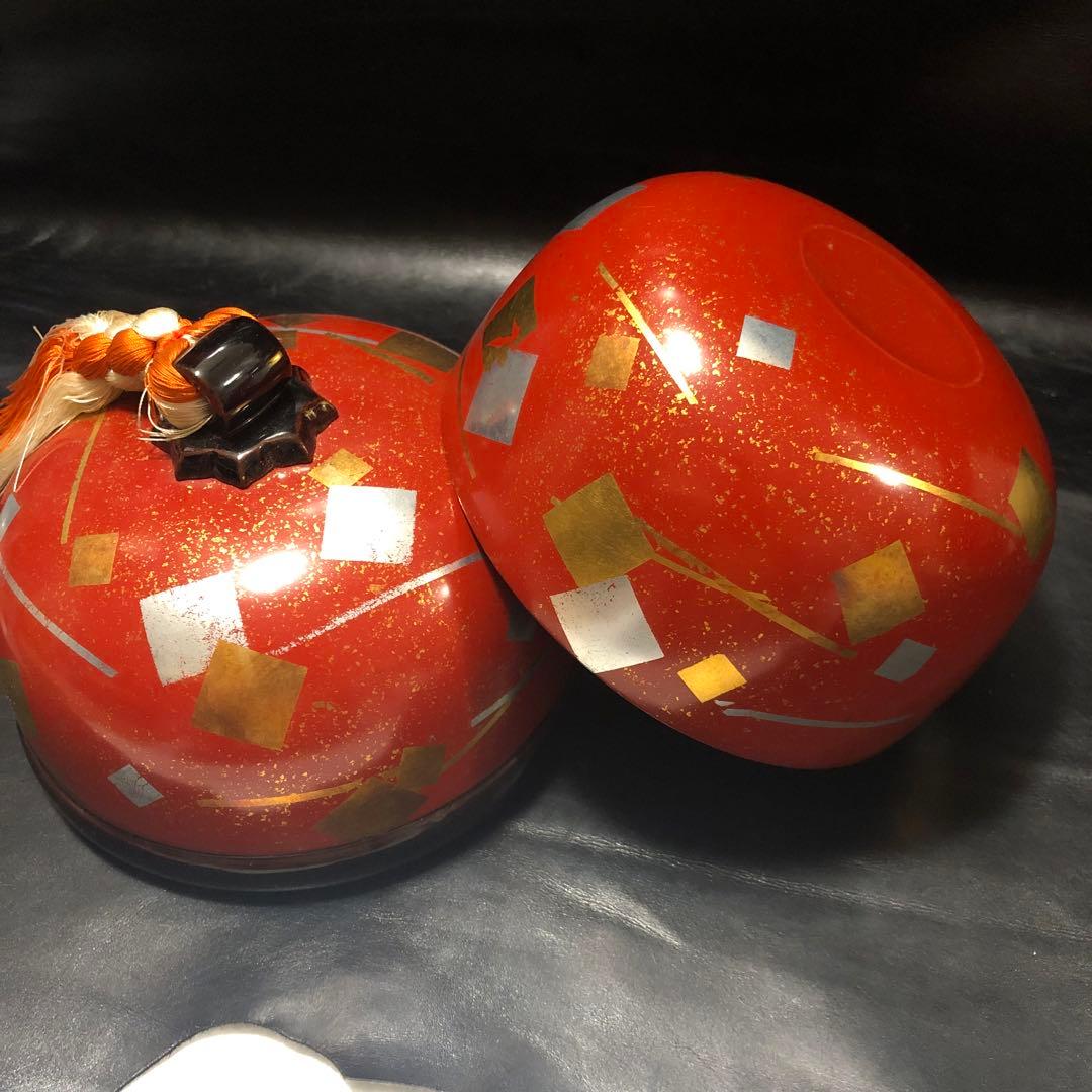 美しい古美術品◼️蔵から雅な美しい漆塗りの特大サイズの丸い入れ物が出て来ました。