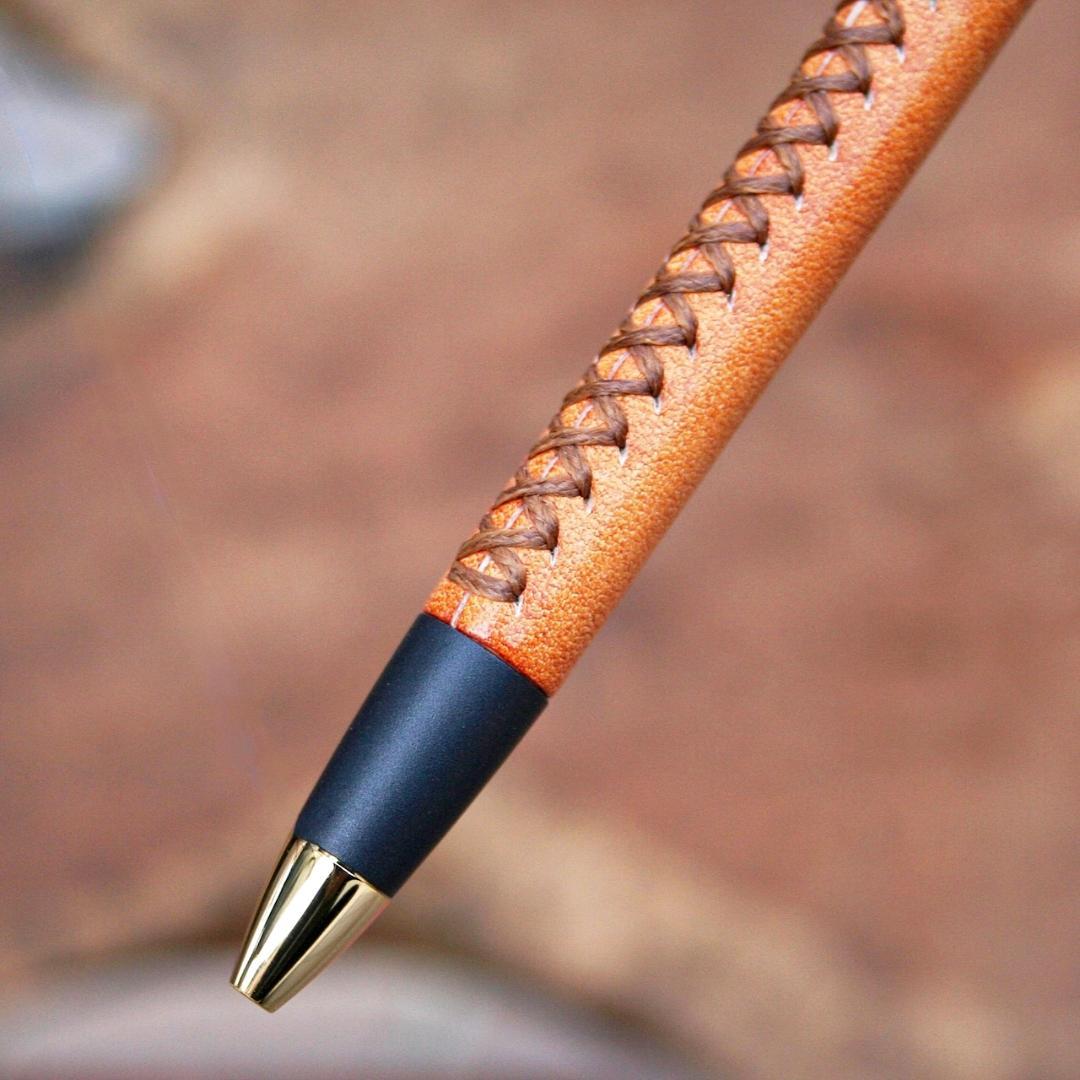 【KW】新品未使用　革軸ペン　ヌメ革 オレンジ　schicksal