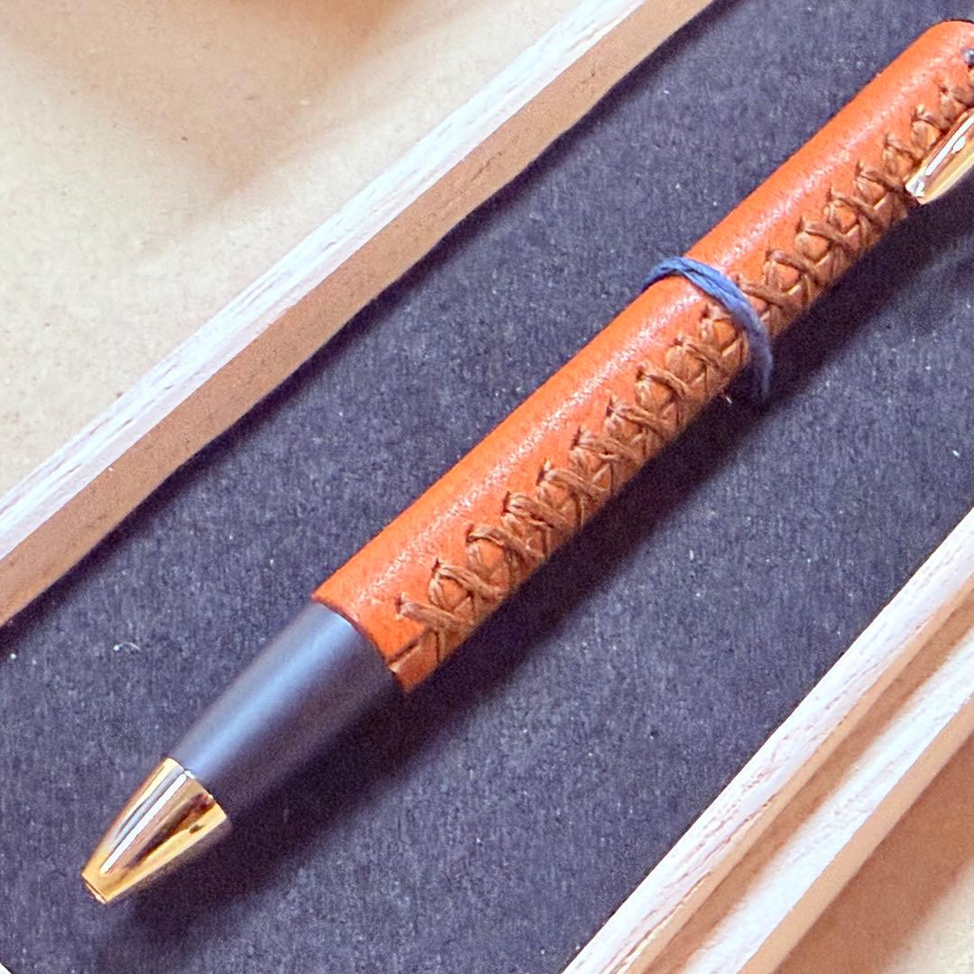 【KW】新品未使用　革軸ペン　ヌメ革 オレンジ　schicksal