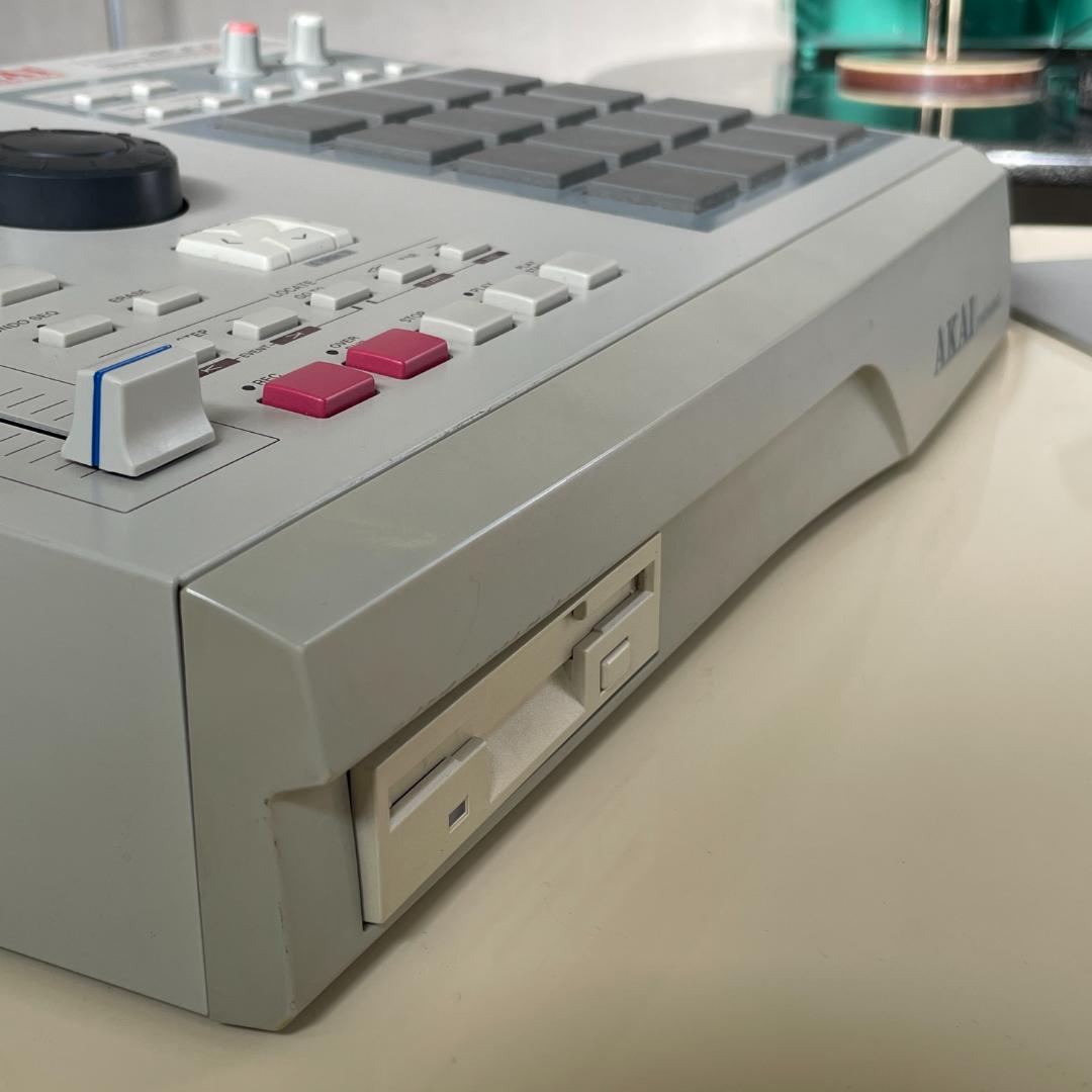 AKAI MPC2000XL サンプラー